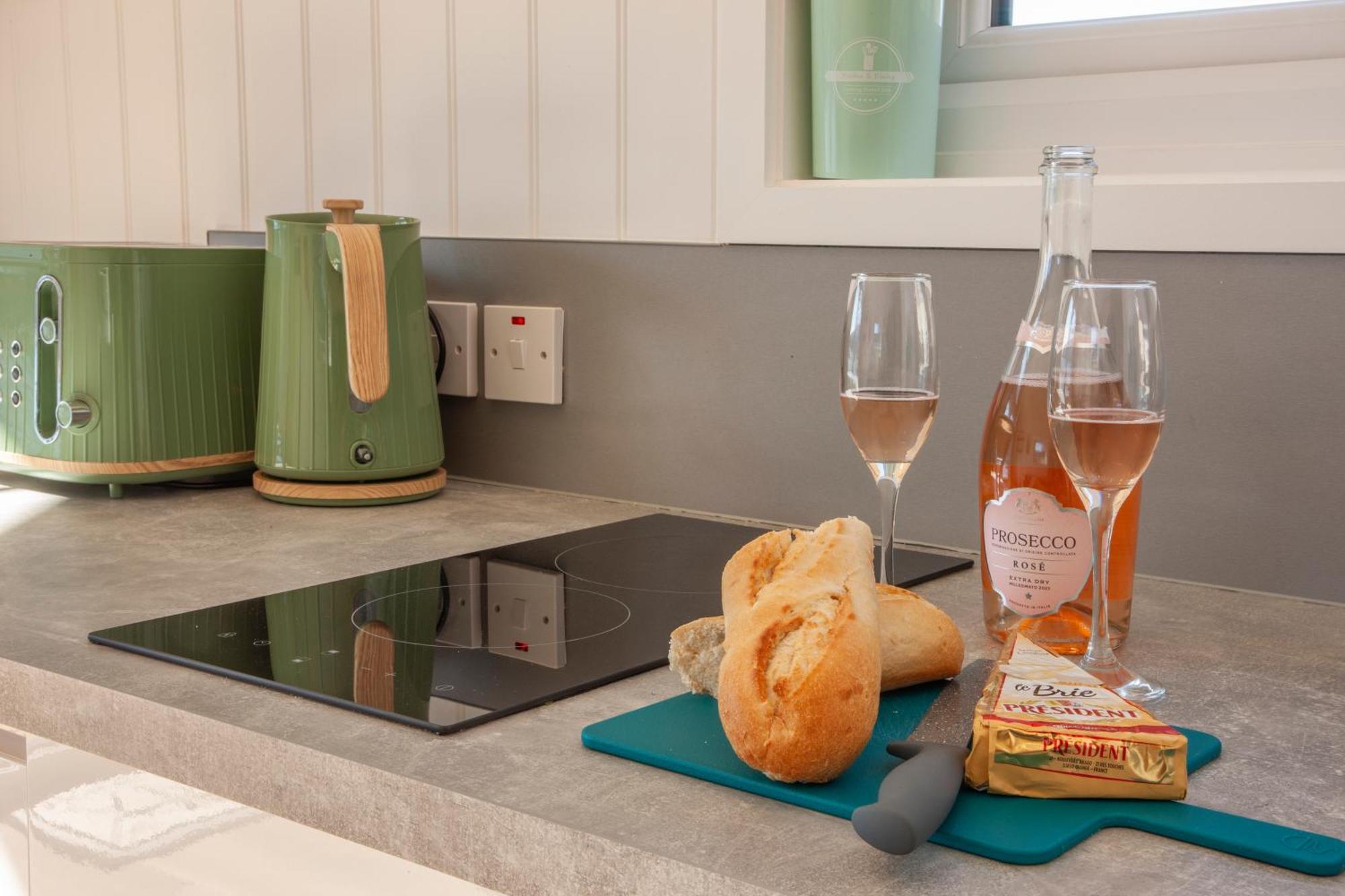 Appin Holiday Homes -Caravans, Lodges, Shepherds Hut And Train Carriage Stays 外观 照片